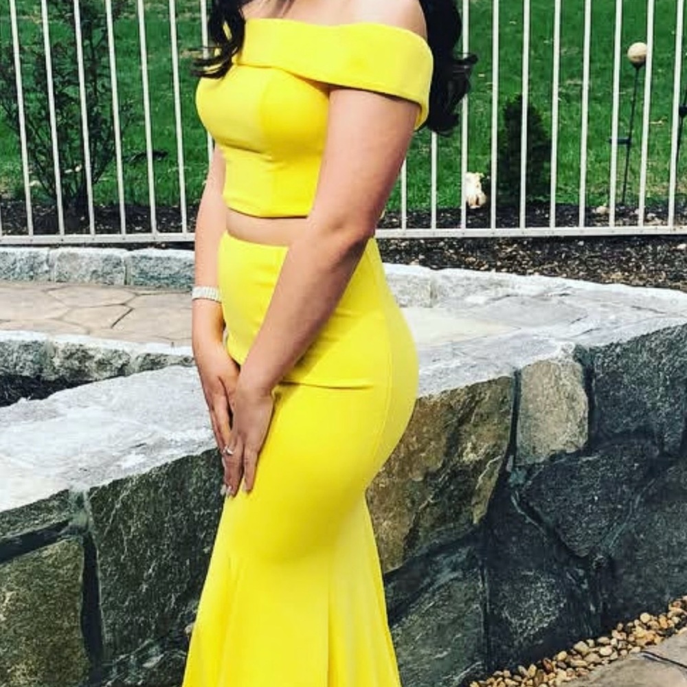 Elegant Yellow Off-Shoulder Prom Dress
